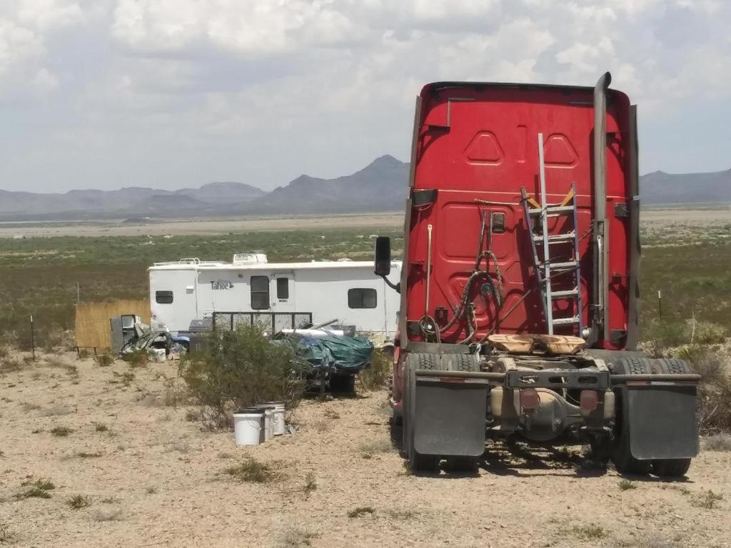 Camping At Desert Gardens Oasis In Lobo, Tx Van Horn Exteriér fotografie